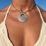 Collana con pendente geometrico CCB in lega, anello in corda di cuoio, un accessorio elegante per un look sofisticato e alla moda. — foto 2