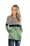 Winter-Kapuzenpullover mit Leopardenmuster und Batik-Einsätzen, langärmelig und Taschen — foto 2