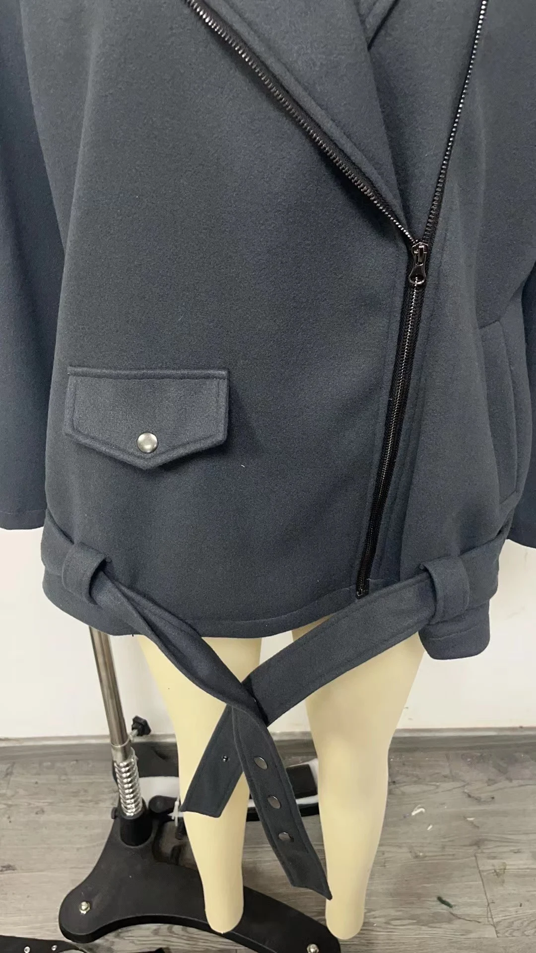 Title 4, Cappotto lungo in lana con cintura e revers, ma...