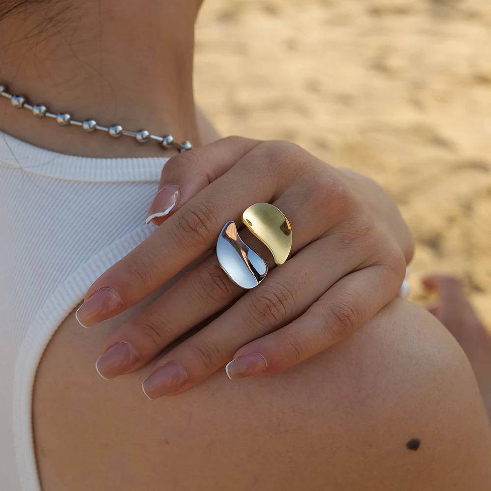 Anel liso de aço inoxidável e ouro 18K com design especial, simplicidade e exagero. Formato elegante. — foto 5