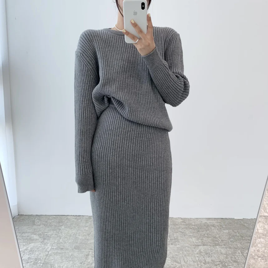 Completo due pezzi donna, maglione e abito a tubino autunno inverno. Goditi il tempo libero con comfort ed eleganza. — foto 4