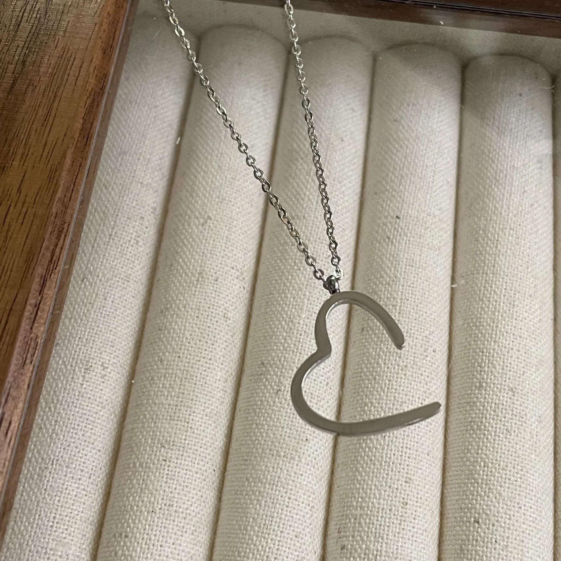 Pingente de corrente de osso de cobra com diamantes coloridos vintage. Adicione um toque de elegância e personalidade ao seu visual. — foto 1