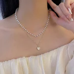Colar feminino de pérolas com coração de opala em camada dupla. Adicione elegância com esta joia delicada. Presente ideal para mulheres que amam estilo. — foto 3