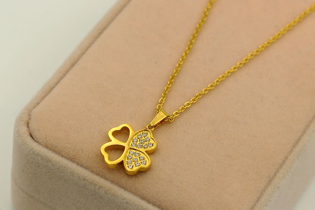 Colar de clavícula em aço titânio com pingente de trevo de diamante CNC estilo coreano e micro pedra incrustada. Elegância. — foto 5