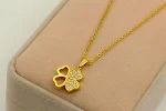 Colar de clavícula em aço titânio com pingente de trevo de diamante CNC estilo coreano e micro pedra incrustada. Elegância. — foto 5