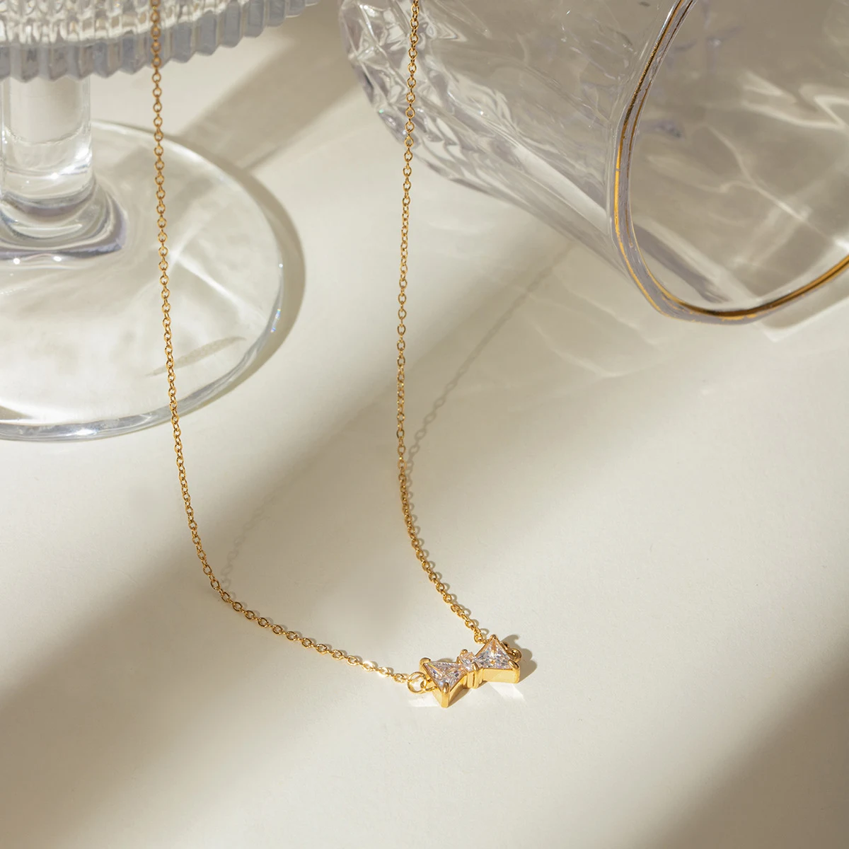 18K verguld roestvrijstalen dames zirkonia strikketting, een elegante en duurzame ketting om je dagelijkse look te verfraaien. — foto 1