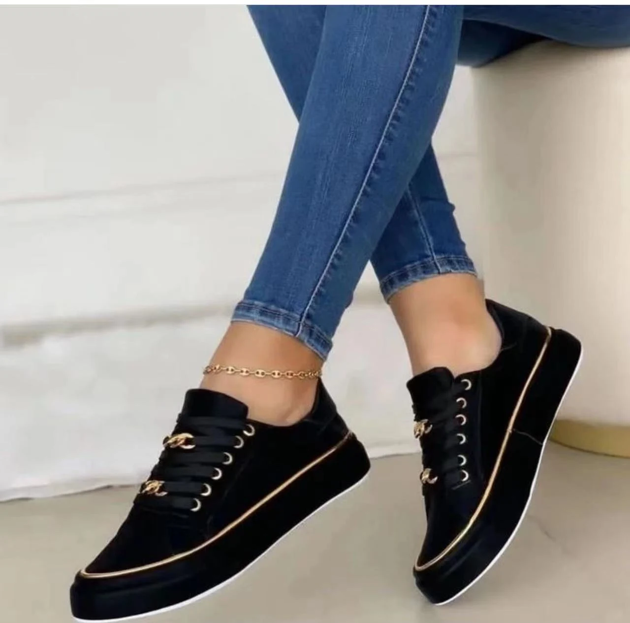 Zapatillas deportivas bajas de plataforma con cadena para mujer. Estilo deportivo y moderno, cómodas y versátiles. — foto 3