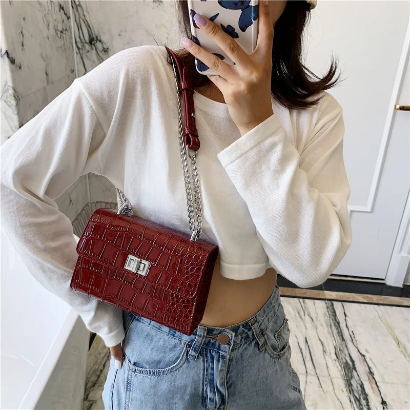 Bolsa de ombro com corrente, ideal para carregar seus pertences com elegância e praticidade. Perfeita para diversas ocasiões, combina estilo e funcionalidade. — foto 1
