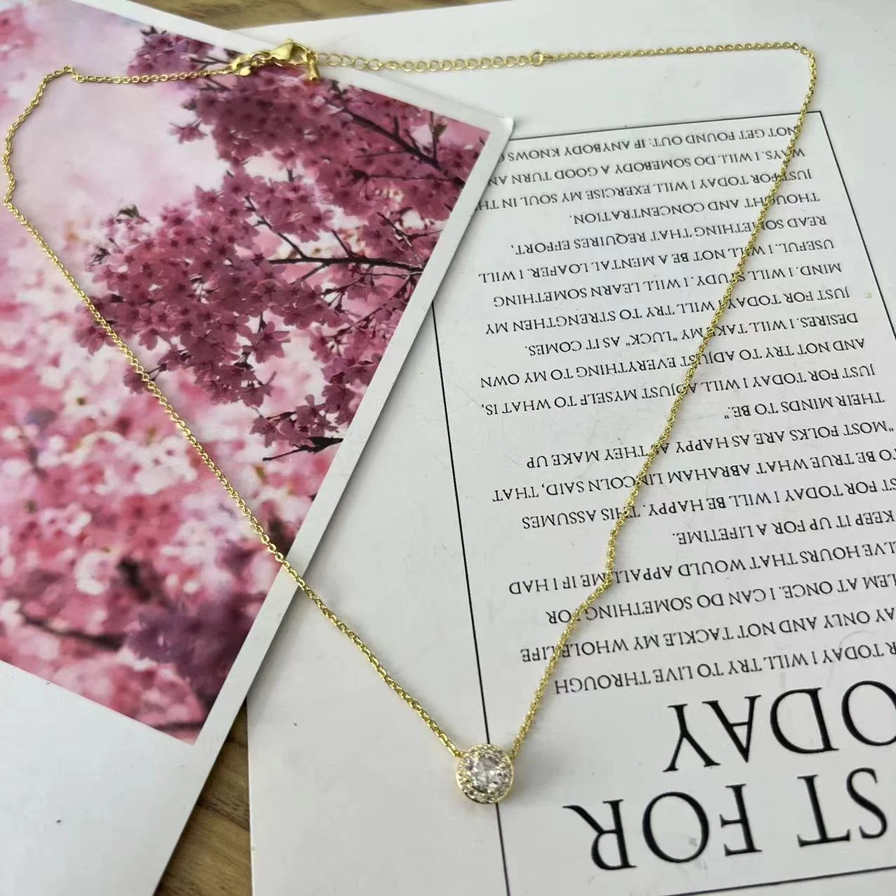 Corrente de clavícula com pingente, design exclusivo e personalidade marcante, perfeita para combinar com qualquer look e ocasião. — foto 6