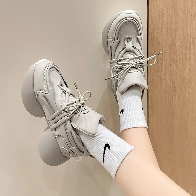 Sandalo casual da donna con cinturino singolo incrociato. Comodo e versatile, perfetto per l'uso quotidiano. Ideale per un look rilassato e fresco. — foto 2