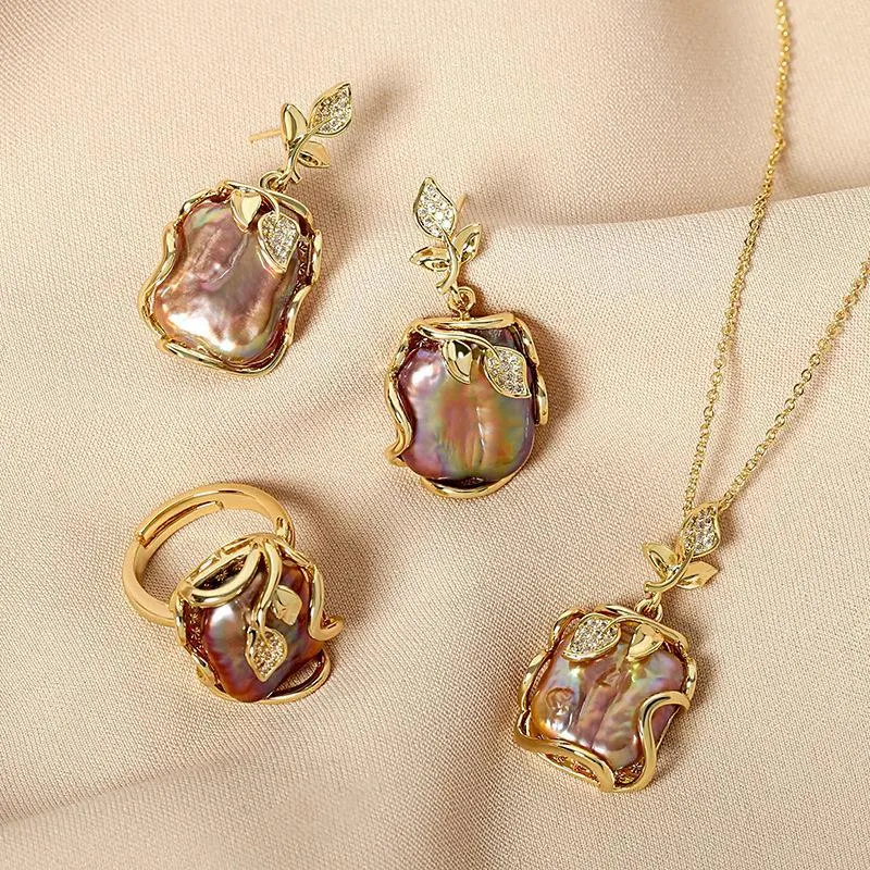 Colar de pérolas roxas barrocas de três peças com formato especial. Adicione elegância e sofisticação, perfeito para realçar sua beleza natural. — foto 7