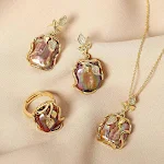 Colar de pérolas roxas barrocas de três peças com formato especial. Adicione elegância e sofisticação, perfeito para realçar sua beleza natural. — foto 7