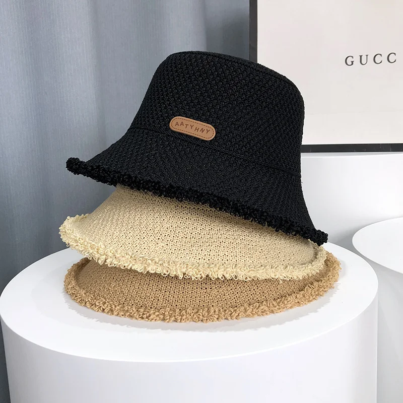 Chapéu de pescador feminino com barra crua, proteção solar estilosa. Aba larga, tecido resistente, ideal para praia e atividades ao ar livre. — foto 4