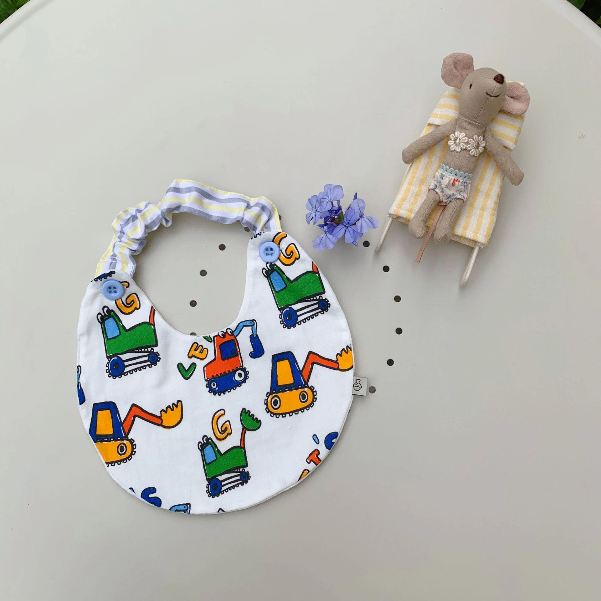 Toalha de saliva removível com faixa elástica para recém-nascidos. Mantenha seu bebê limpo e seco com esta toalha absorvente e prática. Conforto garantido. — foto 2