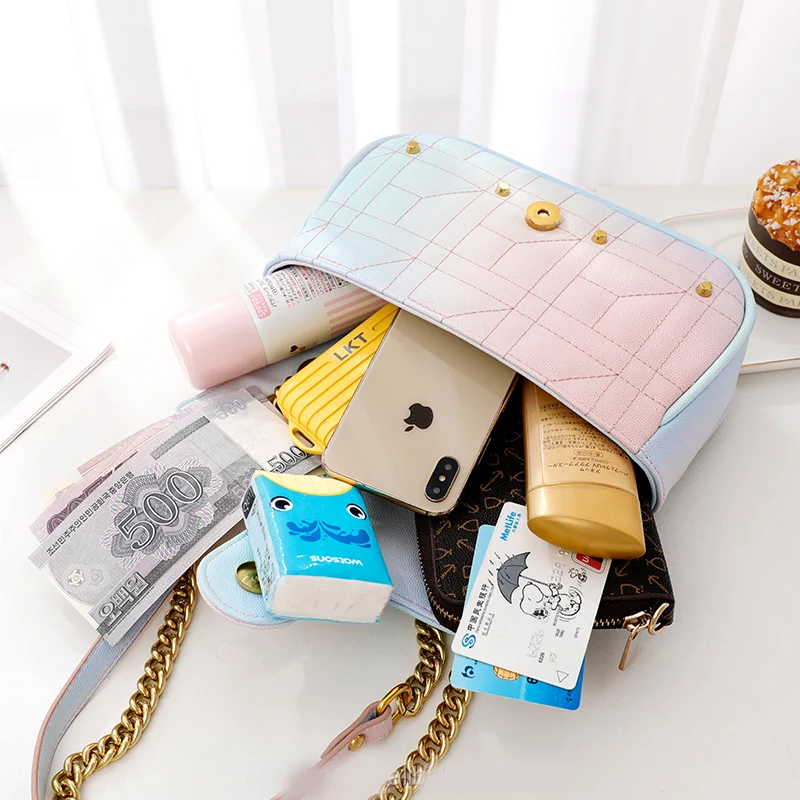 Bolso de cadena rombo pequeño para mujer, con remaches, bandolera arcoíris, un hombro, mensajero, ideal para lucir un estilo único. — foto 8