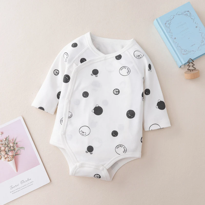 Macacão longo para bebê com manga triangular. Roupa de bebê confortável e prática, ideal para o dia a dia. — foto 3