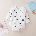 Macacão longo para bebê com manga triangular. Roupa de bebê confortável e prática, ideal para o dia a dia. — foto 3