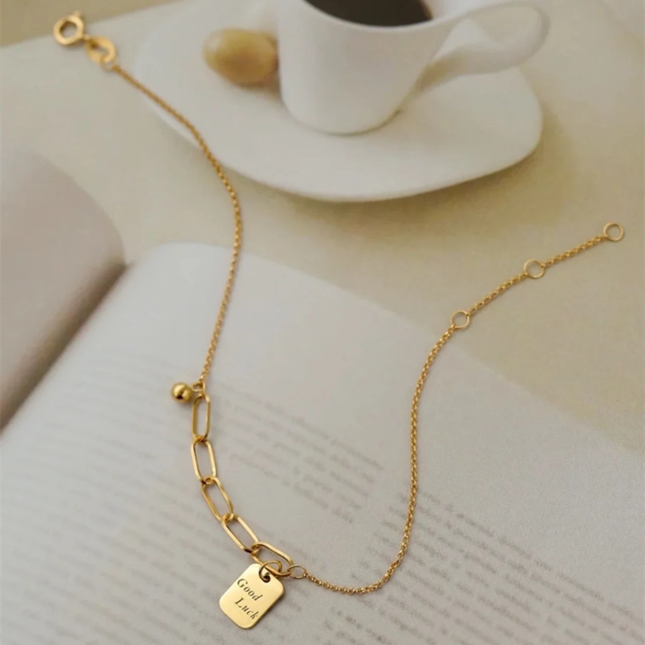 Colar e pulseira quadrados em ouro 18K para mulheres. Joia elegante e moderna, perfeita para presentear. Design atemporal e sofisticado. — foto 4