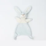 Toalha de saliva com coelhinho de pelúcia para bebês. Macia, fofa e calmante. Um brinquedo perfeito para acalmar e confortar seu bebê. — foto 1