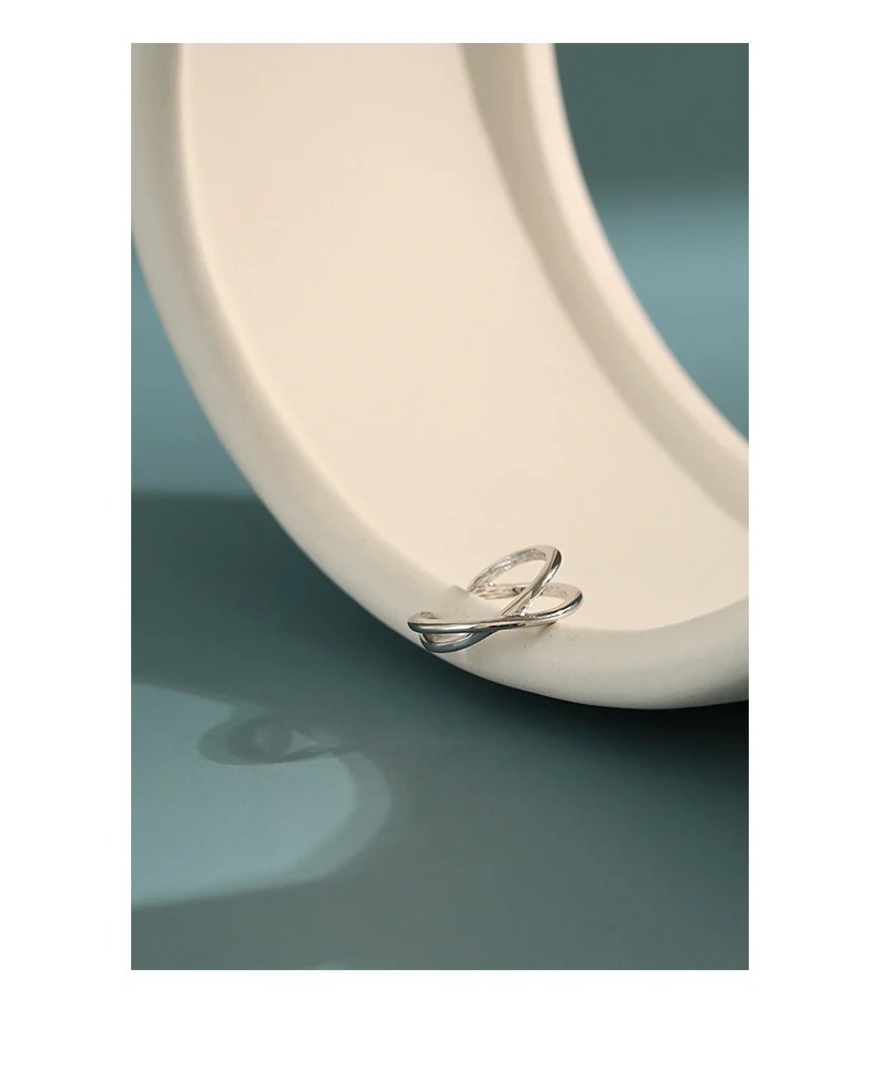 Brinco de pressão minimalista em prata S925 entrelaçado em X, combina com tudo, sem furo na orelha, estilo elegante e discreto para qualquer ocasião. — foto 1