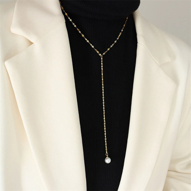Colar de pérolas e renda em aço inoxidável luxuoso. Adicione um toque de sofisticação a qualquer look com este colar versátil e elegante. — foto 13