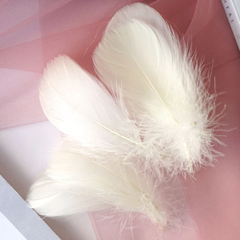 Penas coloridas macaron para decoração DIY e brinquedos para gatos. Material perfeito para criar teasers e estimular a diversão felina. — foto 27