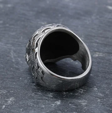 Anel de aço titânio em formato de caveira para homens. Joia gótica masculina, resistente e estilosa. Design exclusivo para atitude. — foto 3