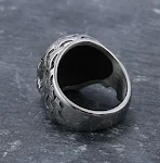 Anel de aço titânio em formato de caveira para homens. Joia gótica masculina, resistente e estilosa. Design exclusivo para atitude. — foto 3