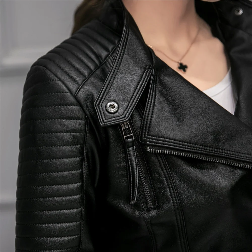 Jaqueta de couro slim para moto feminina, curta. Elegância e estilo em uma jaqueta perfeita para motociclistas que buscam um visual moderno e charmoso. — foto 3