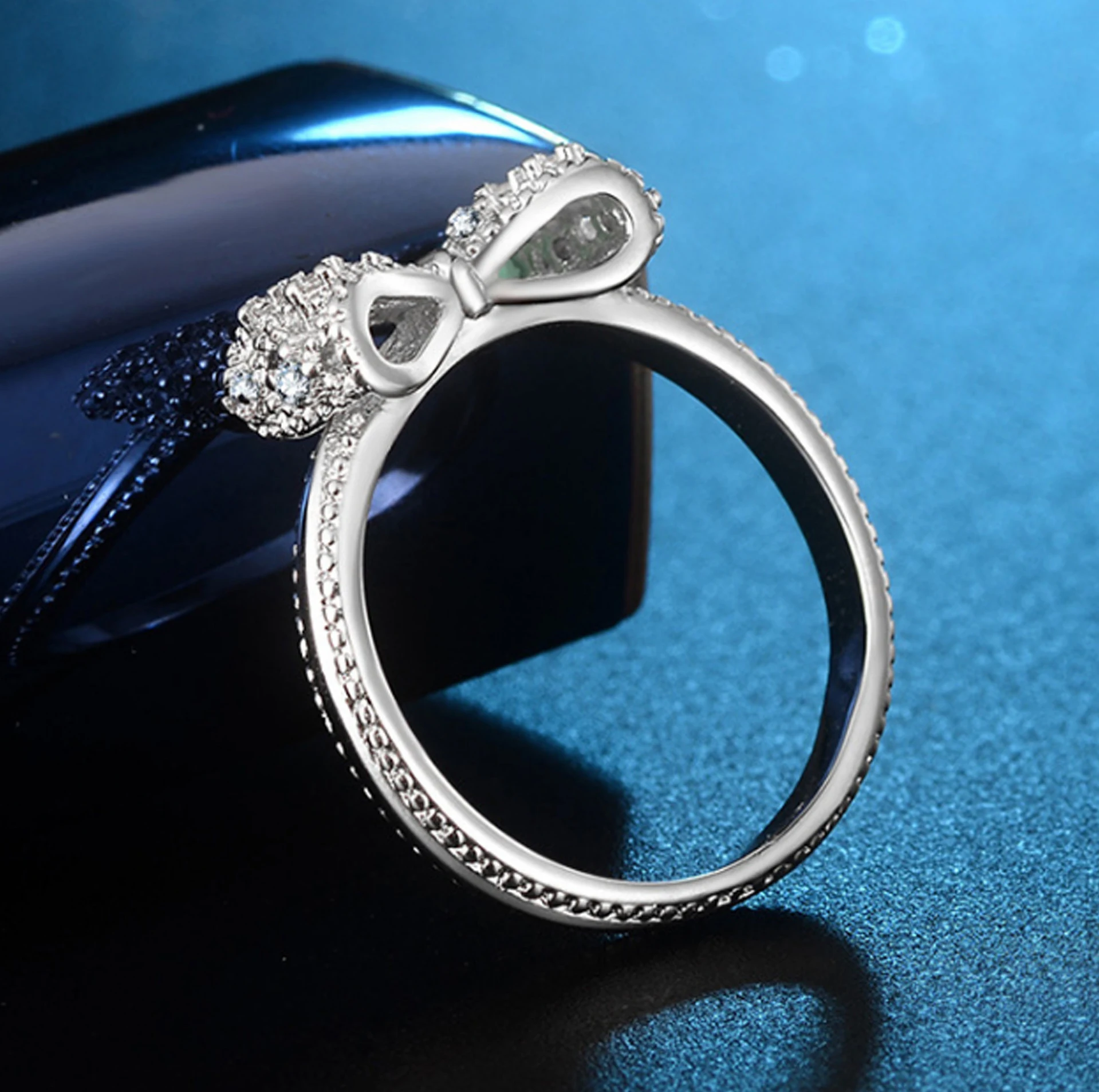 Anel de borboleta feminino, joia elegante e moderna. Design delicado, ideal para presente ou para realçar seu estilo pessoal. Um acessório perfeito. — foto 2