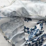 Sommerlicher modischer stilvoller Vintage-Blumenanzug für Damen. Perfekt für einen eleganten Look bei warmem Wetter und stilvolle Auftritte. — foto 1