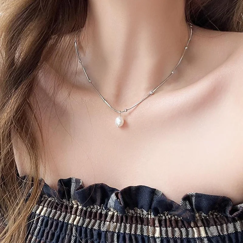 Colar de Camélia de Pérola de Camadas Duplas. Sofisticação e beleza para você. Adicione um toque elegante ao seu look. Perfeito para qualquer evento. — foto 39