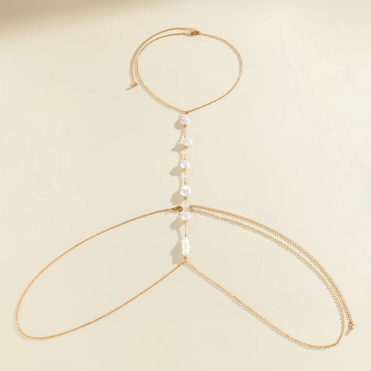 Correntes de corpo Beach Pearl Clothing. Eleve seu visual praiano com essas joias corporais elegantes e brilhantes. Perfeito para praia e festivais. — foto 4