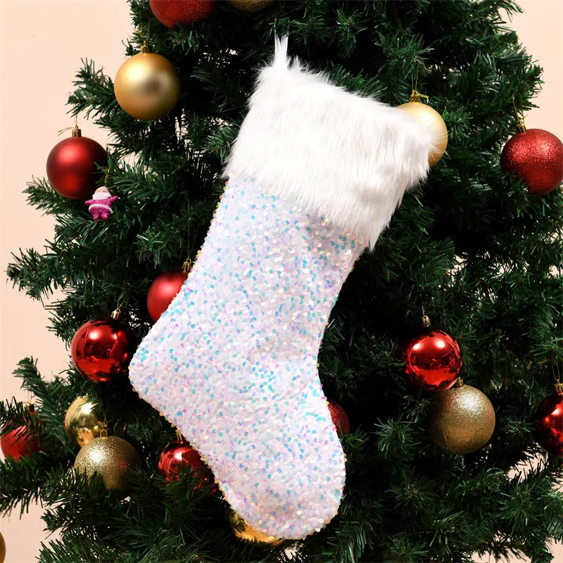 Grandes Calcetines Navideños con Lentejuelas para una Navidad Brillante y Festiva. Decora tu hogar con estos calcetines únicos y elegantes. — foto 6