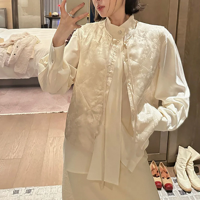 Damen Minimalistisches Shirt mit Unregelmäßigem Schlitz. Modernes Design für vielfältige Looks, bietet Komfort und Stil. Perfekt für Freizeit und elegante Anlässe. — foto 5