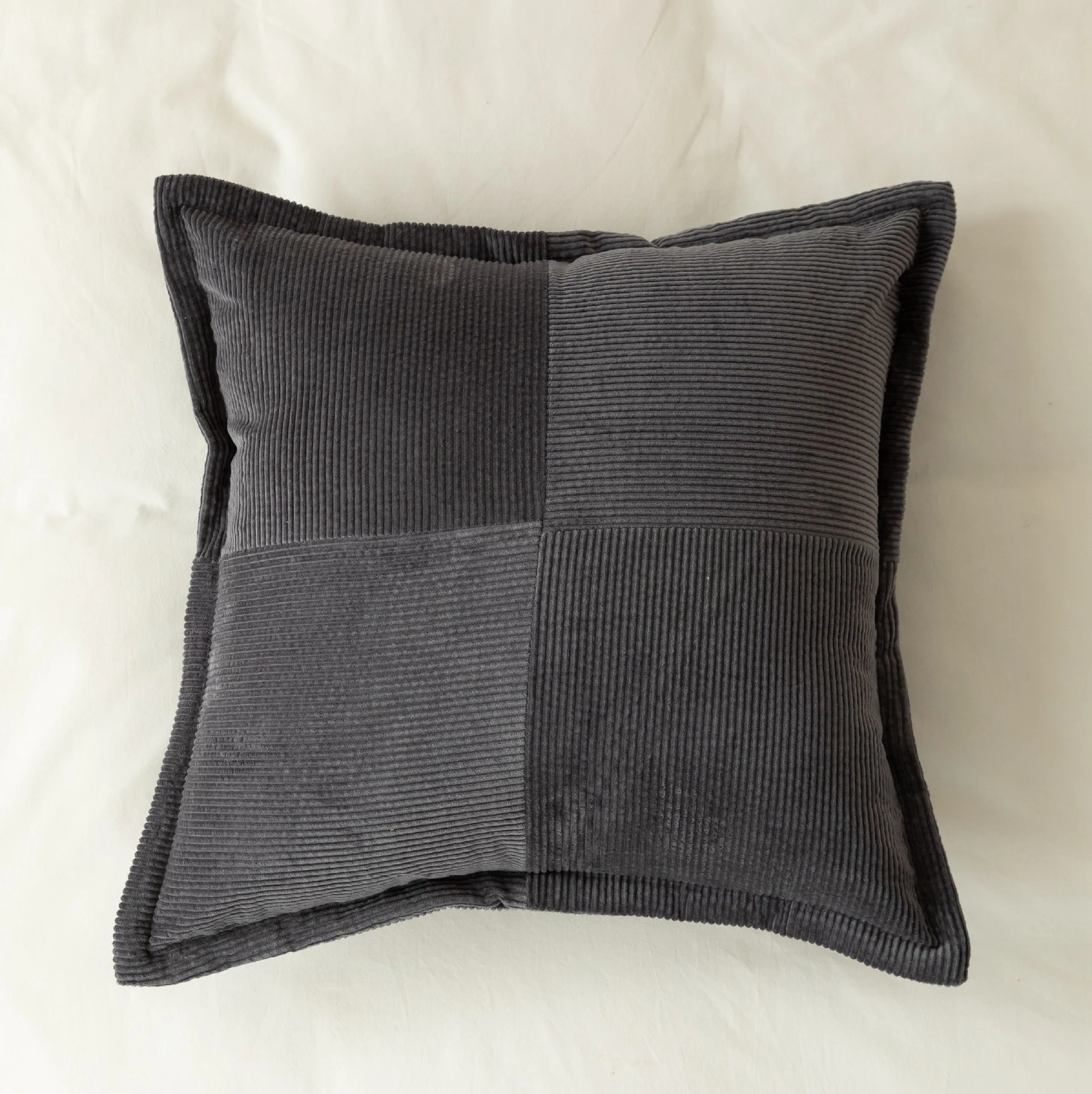 Capa de travesseiro de veludo cotelê com borda com aba para hotel e casa, macia e decorativa, para um sono confortável e elegante. — foto 6
