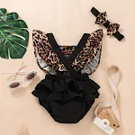 Macacão triangular de bebê com estampa de leopardo para passeios de verão. Conforto e estilo garantidos para os pequenos exploradores. — foto 11