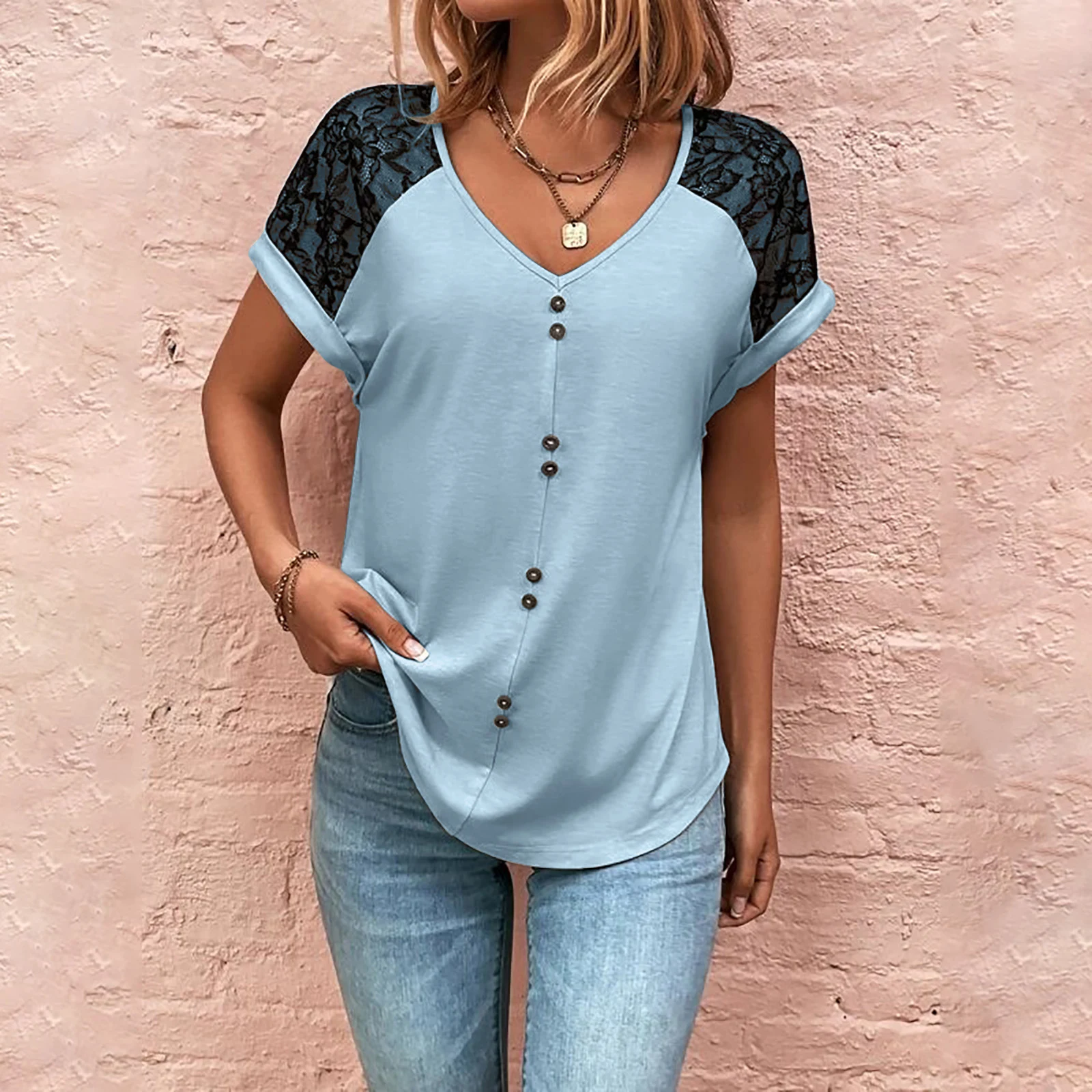 Blusa feminina com decote em V, costura de renda, botão, manga curta casual de verão, perfeita para um look leve e confortável. — foto 4