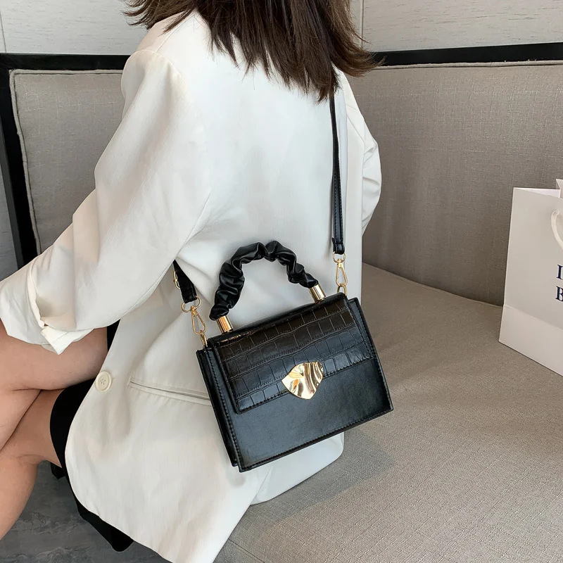 Dames schoudertas modieus en functioneel. Ruime opbergruimte en een modern design, perfect voor dagelijks gebruik en speciale gelegenheden. — foto 2