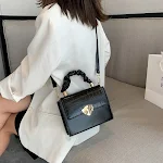 Dames schoudertas modieus en functioneel. Ruime opbergruimte en een modern design, perfect voor dagelijks gebruik en speciale gelegenheden. — foto 2