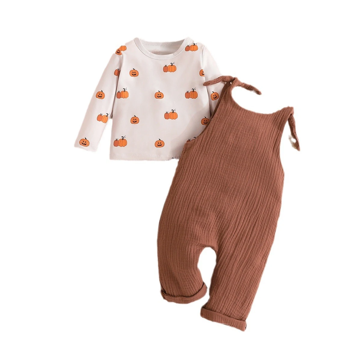 Conjunto de duas peças para bebê menino, camiseta manga longa com abóbora e calças com suspensórios. Conforto e estilo para o seu pequeno. — foto 2