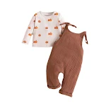 Conjunto de duas peças para bebê menino, camiseta manga longa com abóbora e calças com suspensórios. Conforto e estilo para o seu pequeno. — foto 2