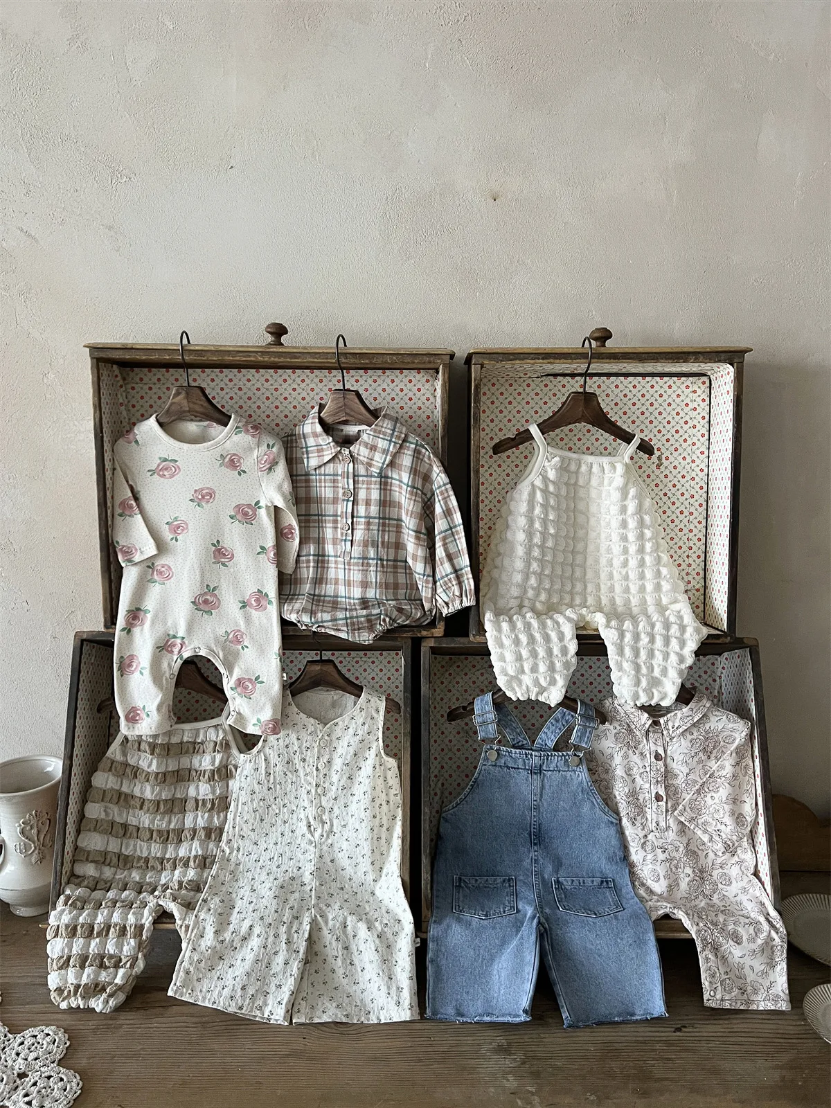 Calças Finas para Bebê com Regatas, Macacão Xadrez com Detalhe Puff, Conforto e Estilo para seu Bebê, Perfeito para o Dia a Dia — foto 4