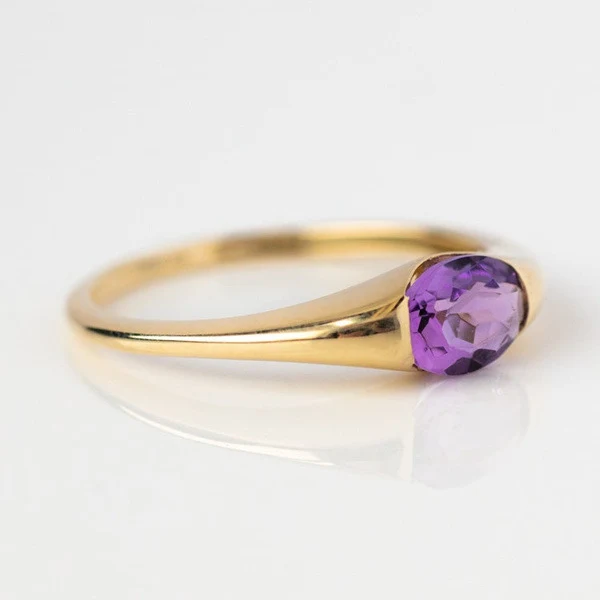 Joia roxa com detalhes em ouro para mulheres. Acessório de moda simples e elegante, perfeito para complementar seu visual com um toque de sofisticação. — foto 1