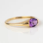 Joia roxa com detalhes em ouro para mulheres. Acessório de moda simples e elegante, perfeito para complementar seu visual com um toque de sofisticação. — foto 1