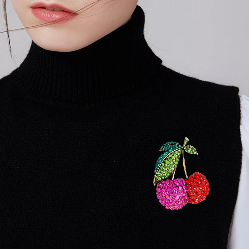 Broche de cereja feminino fashion e versátil. Acessório elegante que combina com tudo, adicionando um toque charmoso e sofisticado ao seu look. — foto 5