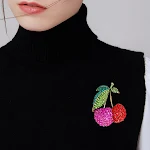 Broche de cereja feminino fashion e versátil. Acessório elegante que combina com tudo, adicionando um toque charmoso e sofisticado ao seu look. — foto 5