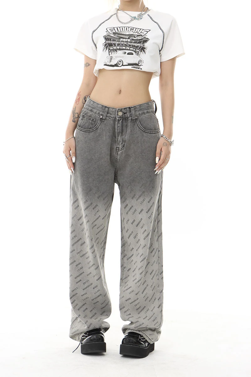 Jeans Retrô com Alfabeto Completo Estampado, Lavagem Degradê, Modelagem Reta, perfeitos para um visual casual e moderno com um toque vintage estiloso. — foto 1