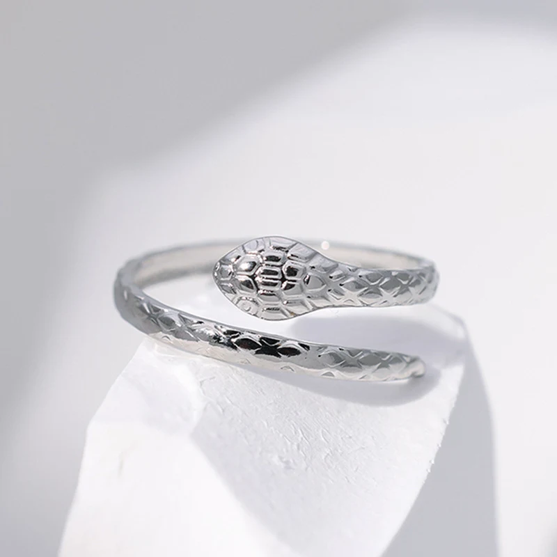 Anel de titânio em aço inoxidável Personalidade. Anel durável, resistente à água e elegante, ideal para uso diário e expressar estilo. — foto 2