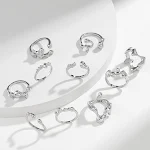 Anel feminino de metal irregular com personalidade, um acessório marcante que adiciona estilo e originalidade ao seu visual, expressando sua individualidade. — foto 1